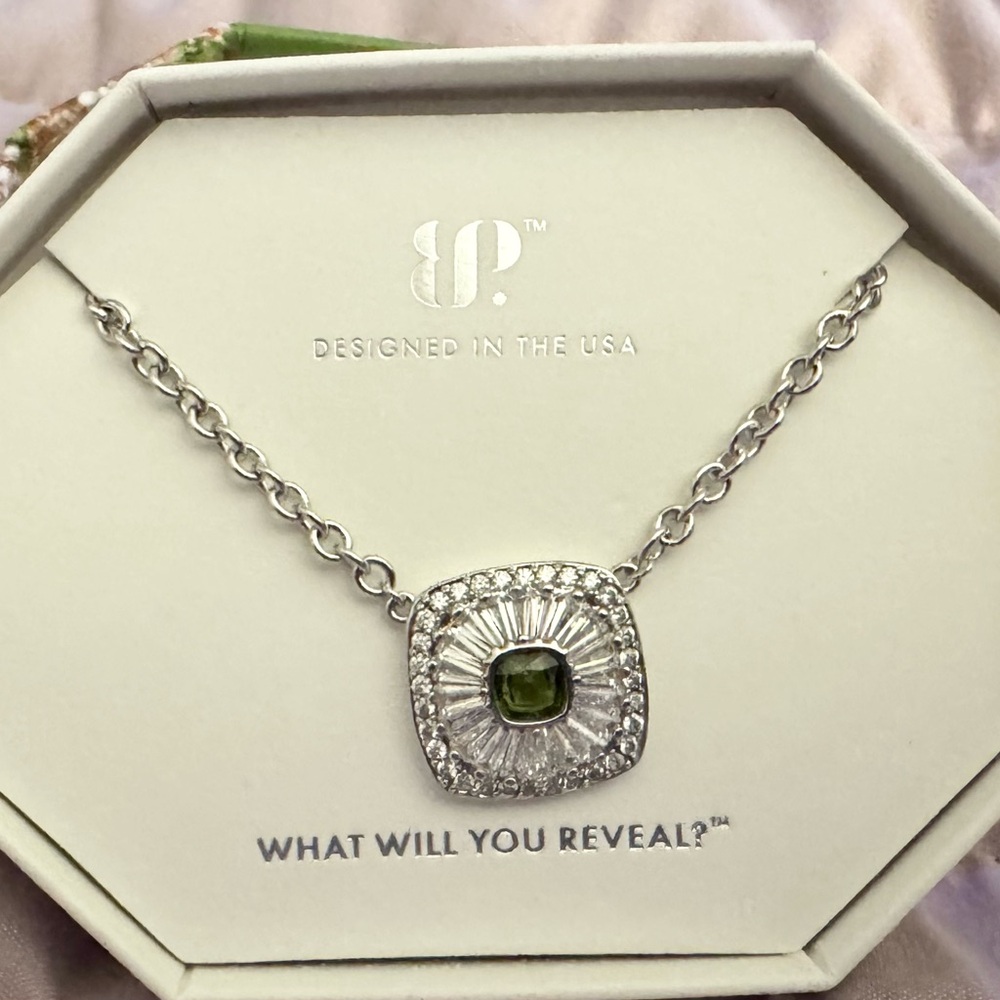 Stunning Silver Necklace with Green Accent